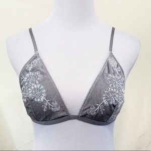 🌻 Out from under UO bra